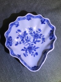 Vijf Chinese blauwwitte schelpvormige schaaltjes, Qianlong