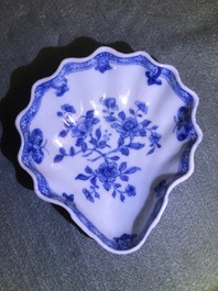 Cinq raviers en forme de coquille en porcelaine de Chine bleu et blanc, Qianlong