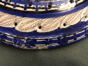 Een groot Delfts visvergiet in blauw en mangaan, Tichelaar, Makkum, Friesland, 19e eeuw