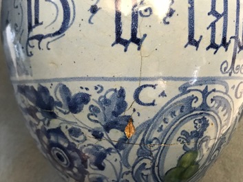 Een paar berettino blauwe siroopkannen in Italiaanse majolica, Veneti&euml; of Rome, gedat. 1592