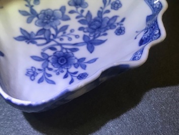 Cinq raviers en forme de coquille en porcelaine de Chine bleu et blanc, Qianlong
