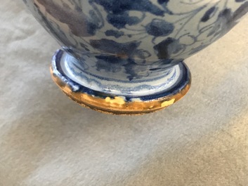 Een paar berettino blauwe siroopkannen in Italiaanse majolica, Veneti&euml; of Rome, gedat. 1592