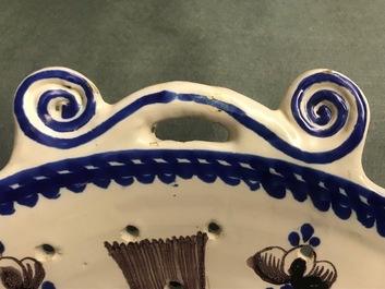 Een groot Delfts visvergiet in blauw en mangaan, Tichelaar, Makkum, Friesland, 19e eeuw