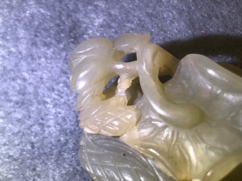Une tabati&egrave;re et deux figures de gar&ccedil;ons en jade sculpt&eacute;, Chine, 19/20&egrave;me