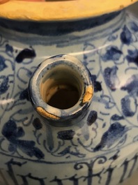 Een paar berettino blauwe siroopkannen in Italiaanse majolica, Veneti&euml; of Rome, gedat. 1592