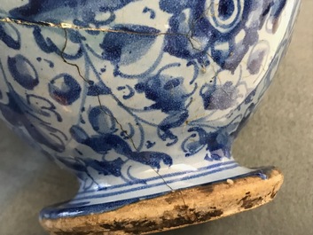 Een paar berettino blauwe siroopkannen in Italiaanse majolica, Veneti&euml; of Rome, gedat. 1592