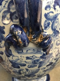 Een paar berettino blauwe siroopkannen in Italiaanse majolica, Veneti&euml; of Rome, gedat. 1592