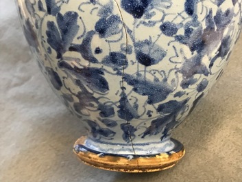 Een paar berettino blauwe siroopkannen in Italiaanse majolica, Veneti&euml; of Rome, gedat. 1592