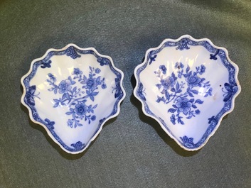 Five Chinese blue and white shell-shaped trays, Qianlong