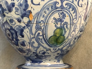 Une paire de chevrettes en majolique italienne &agrave; fond bleu berettino, Venise ou Rome, dat&eacute;es 1592