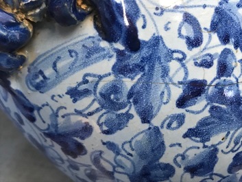 Een paar berettino blauwe siroopkannen in Italiaanse majolica, Veneti&euml; of Rome, gedat. 1592