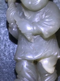 Een Chinese jade snuiffles en twee figuren van jongens, 19/20e eeuw