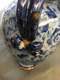 Een paar berettino blauwe siroopkannen in Italiaanse majolica, Veneti&euml; of Rome, gedat. 1592