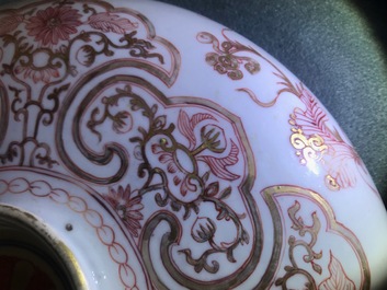 Un grand bol couvert en porcelaine de Chine rouge de fer et dor&eacute;, Kangxi