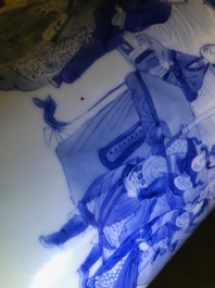 Un grand pot &agrave; pinceaux en porcelaine de Chine bleu et blanc, &eacute;poque Transition