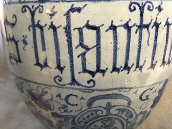 Een paar berettino blauwe siroopkannen in Italiaanse majolica, Veneti&euml; of Rome, gedat. 1592