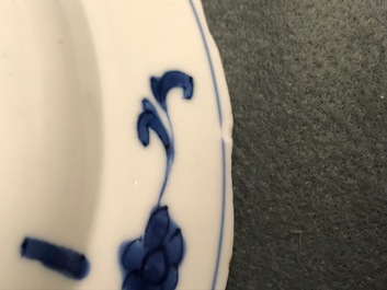 Six bols sur supports en porcelaine de Chine bleu et blanc, Kangxi