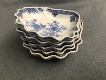 Cinq raviers en forme de coquille en porcelaine de Chine bleu et blanc, Qianlong