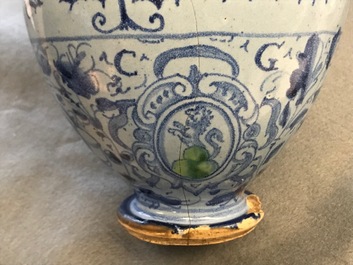 Een paar berettino blauwe siroopkannen in Italiaanse majolica, Veneti&euml; of Rome, gedat. 1592