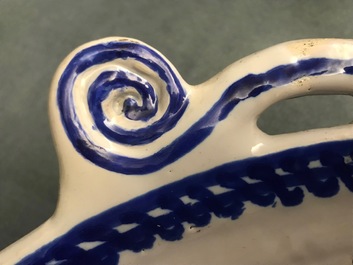 Een groot Delfts visvergiet in blauw en mangaan, Tichelaar, Makkum, Friesland, 19e eeuw