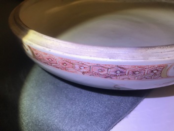 Un grand bol couvert en porcelaine de Chine rouge de fer et dor&eacute;, Kangxi