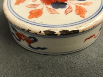 Une paire de pots couverts en porcelaine de Chine de style Imari, Kangxi