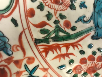 Een Chinese polychrome Swatow schotel met twee figuren in een landschap, Ming