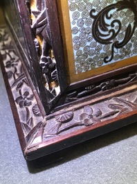 Une bo&icirc;te rectangulaire en bois sculpt&eacute; et &eacute;maux cloisonn&eacute;s, Chine, 19&egrave;me