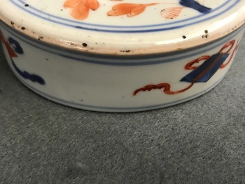 Une paire de pots couverts en porcelaine de Chine de style Imari, Kangxi