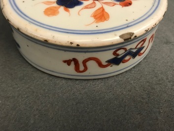 Une paire de pots couverts en porcelaine de Chine de style Imari, Kangxi