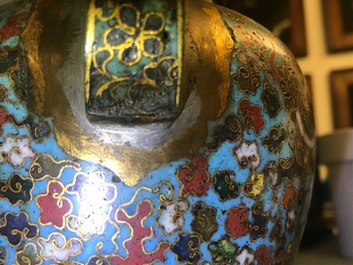 Een Chinese cloisonn&eacute; schenkkan met boeddhistische leeuwen, Ming