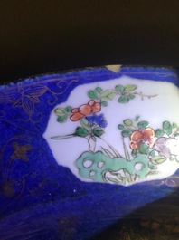 Un plat en porcelaine de Chine famille verte sur fond bleu poudr&eacute;, Kangxi