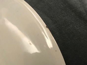 Un plat en porcelaine de Chine famille rose, Yongzheng