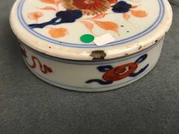 Une paire de pots couverts en porcelaine de Chine de style Imari, Kangxi