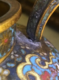 Een Chinese cloisonn&eacute; schenkkan met boeddhistische leeuwen, Ming