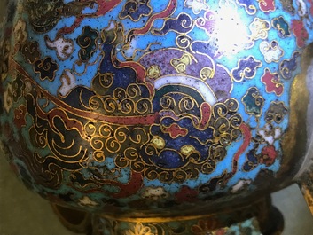 Een Chinese cloisonn&eacute; schenkkan met boeddhistische leeuwen, Ming