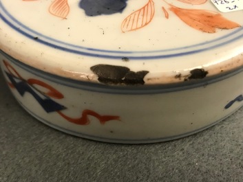 Une paire de pots couverts en porcelaine de Chine de style Imari, Kangxi