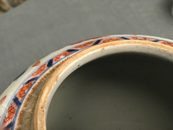 Une paire de pots couverts en porcelaine de Chine de style Imari, Kangxi