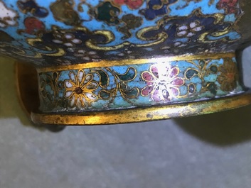 Een Chinese cloisonn&eacute; schenkkan met boeddhistische leeuwen, Ming