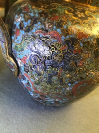 Een Chinese cloisonn&eacute; schenkkan met boeddhistische leeuwen, Ming