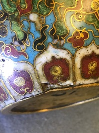 Een Chinese cloisonn&eacute; schenkkan met boeddhistische leeuwen, Ming