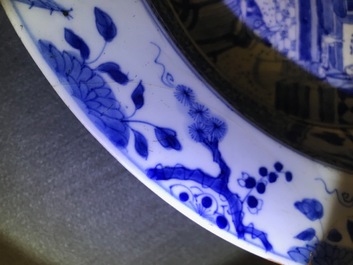 Une paire de bassins en porcelaine de Chine bleu et blanc &agrave; d&eacute;cor de figures dans un jardin, Yongzheng
