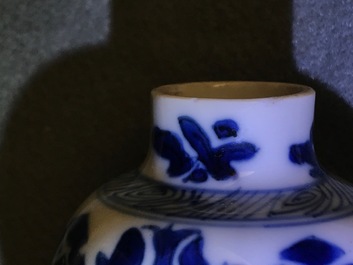 Une paire de vases miniatures en porcelaine de Chine bleu et blanc, marques pseudo-Delft, Kangxi