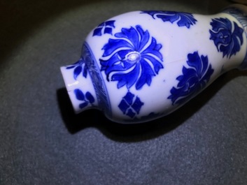 Une paire de vases miniatures en porcelaine de Chine bleu et blanc, marques pseudo-Delft, Kangxi