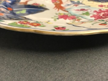 Une paire de plats en porcelaine de Chine famille rose &agrave; d&eacute;cor 'Feuille de tabac', Qianlong