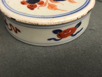 Une paire de pots couverts en porcelaine de Chine de style Imari, Kangxi