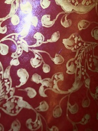 Een Chinese famille rose eierschaal vaas met koraalrode fondkleur, Yongzheng