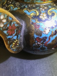 Een Chinese cloisonn&eacute; schenkkan met boeddhistische leeuwen, Ming