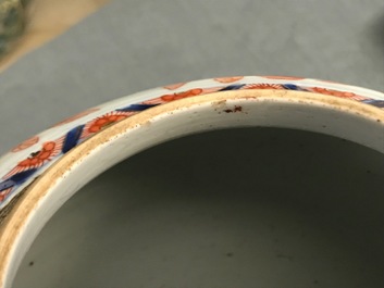 Une paire de pots couverts en porcelaine de Chine de style Imari, Kangxi