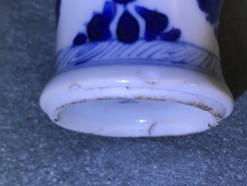 Une paire de vases miniatures en porcelaine de Chine bleu et blanc, marques pseudo-Delft, Kangxi